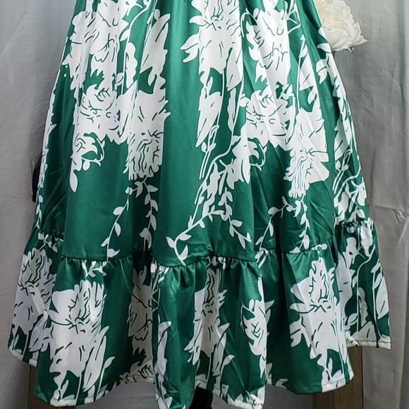 NWT Flowered Sun Dress With Tie Detail - Picture 7 of 8